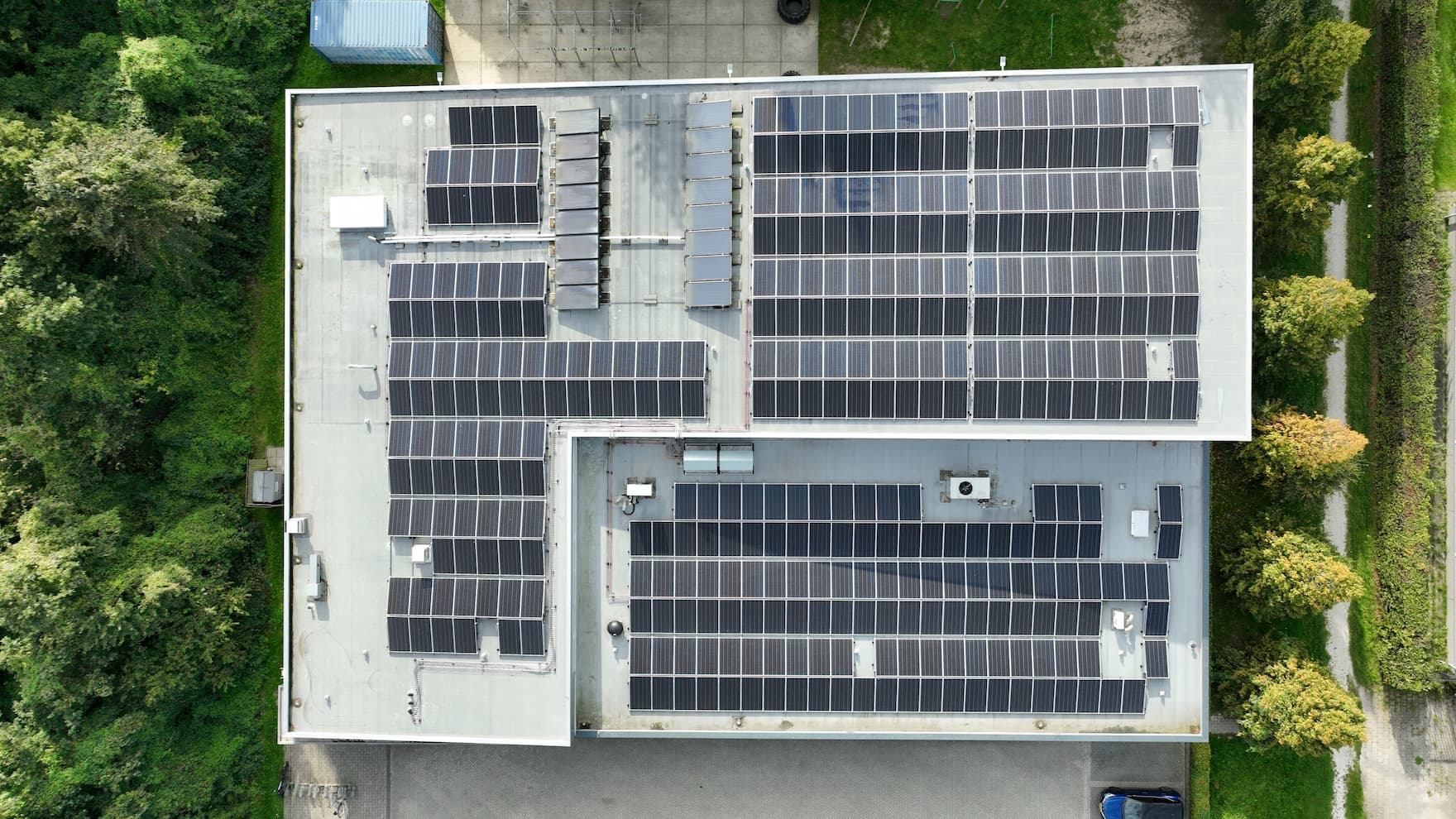 Luchtfoto van een zwembad verwarmd met PVT-panelen