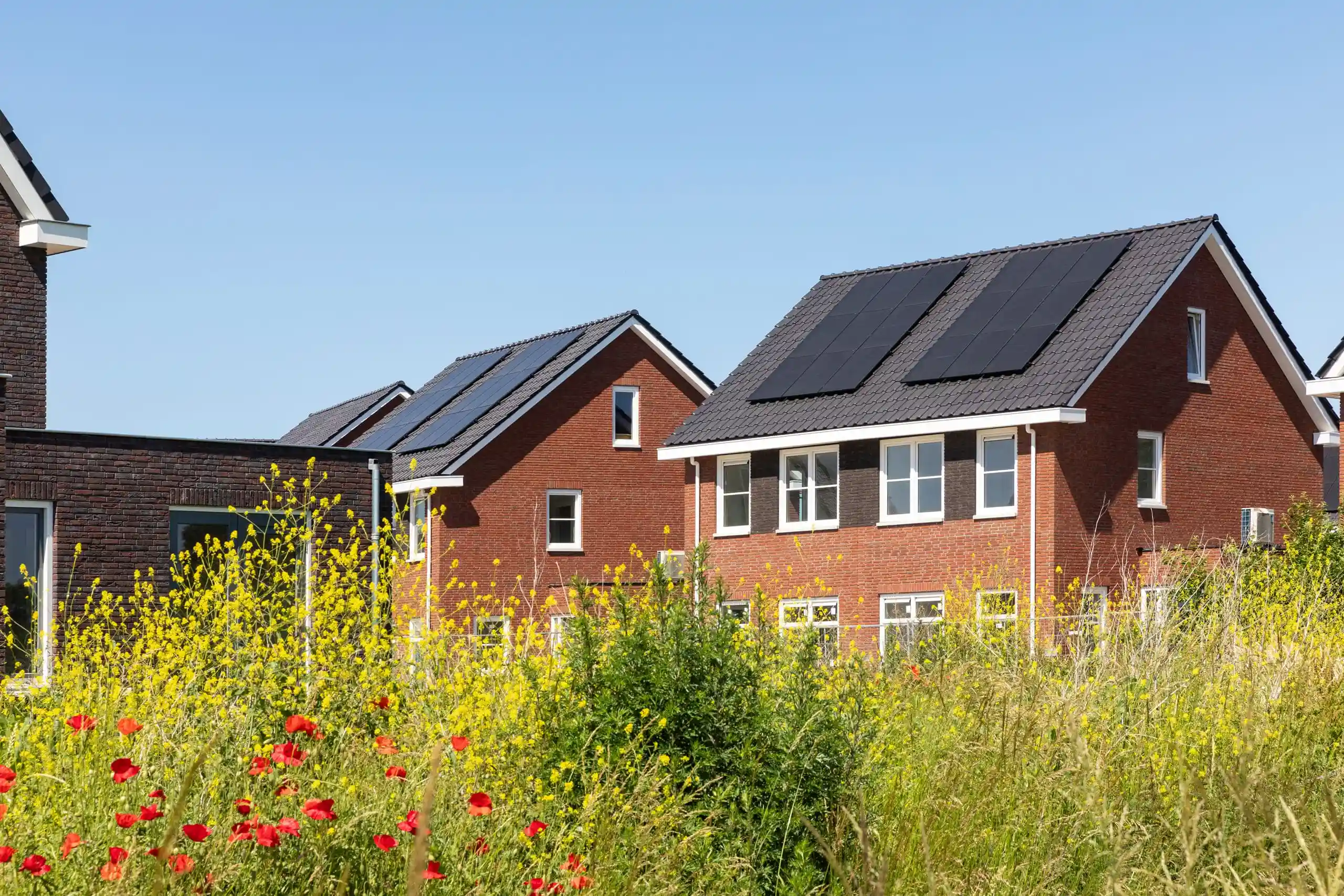 Corporatiewoningen met PVT-panelen op het dak