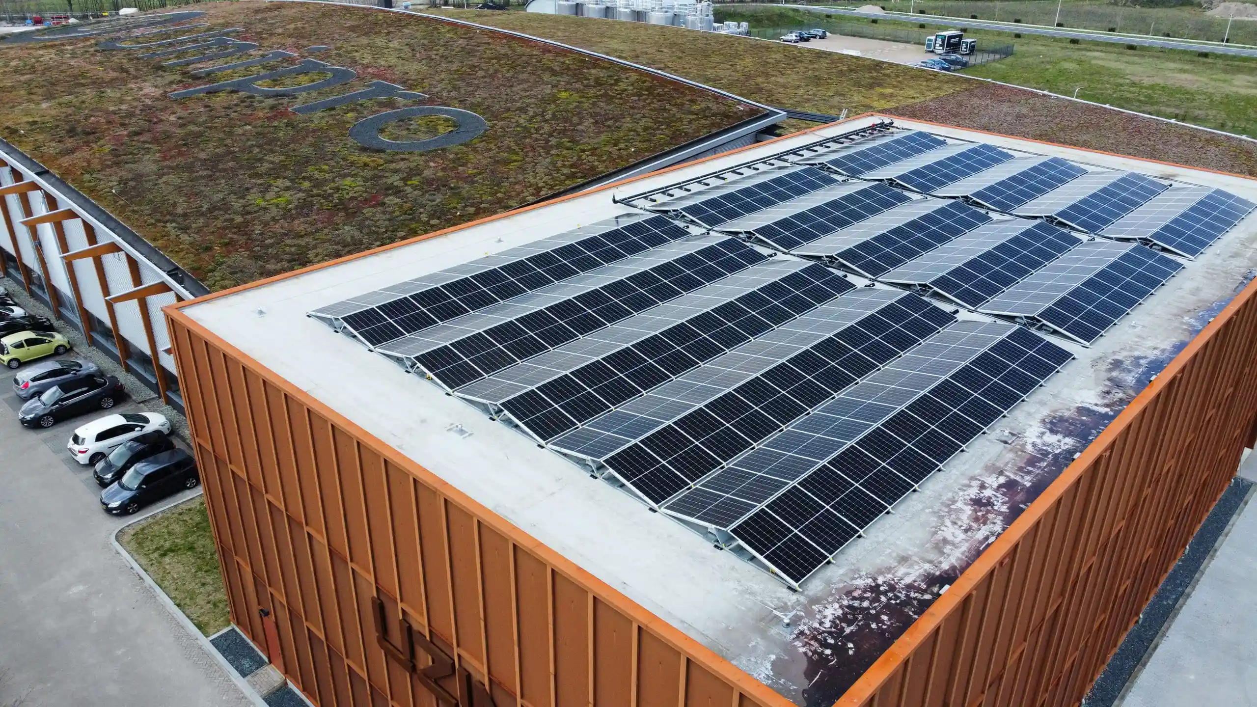 PVT-panelen op bedrijfsdaken op een bedrijventerrein