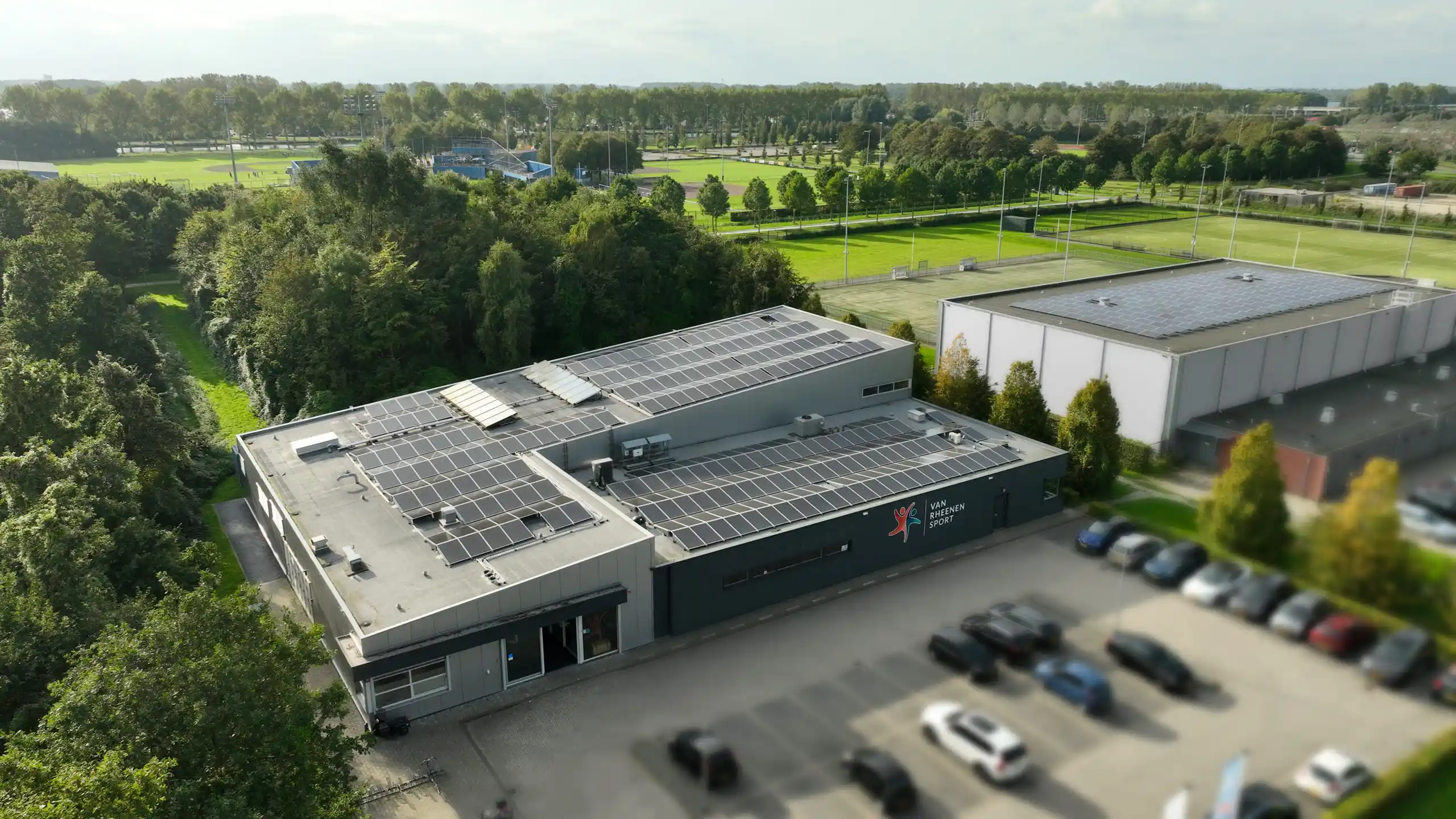PVT-panelen die een zwembad verwarmen