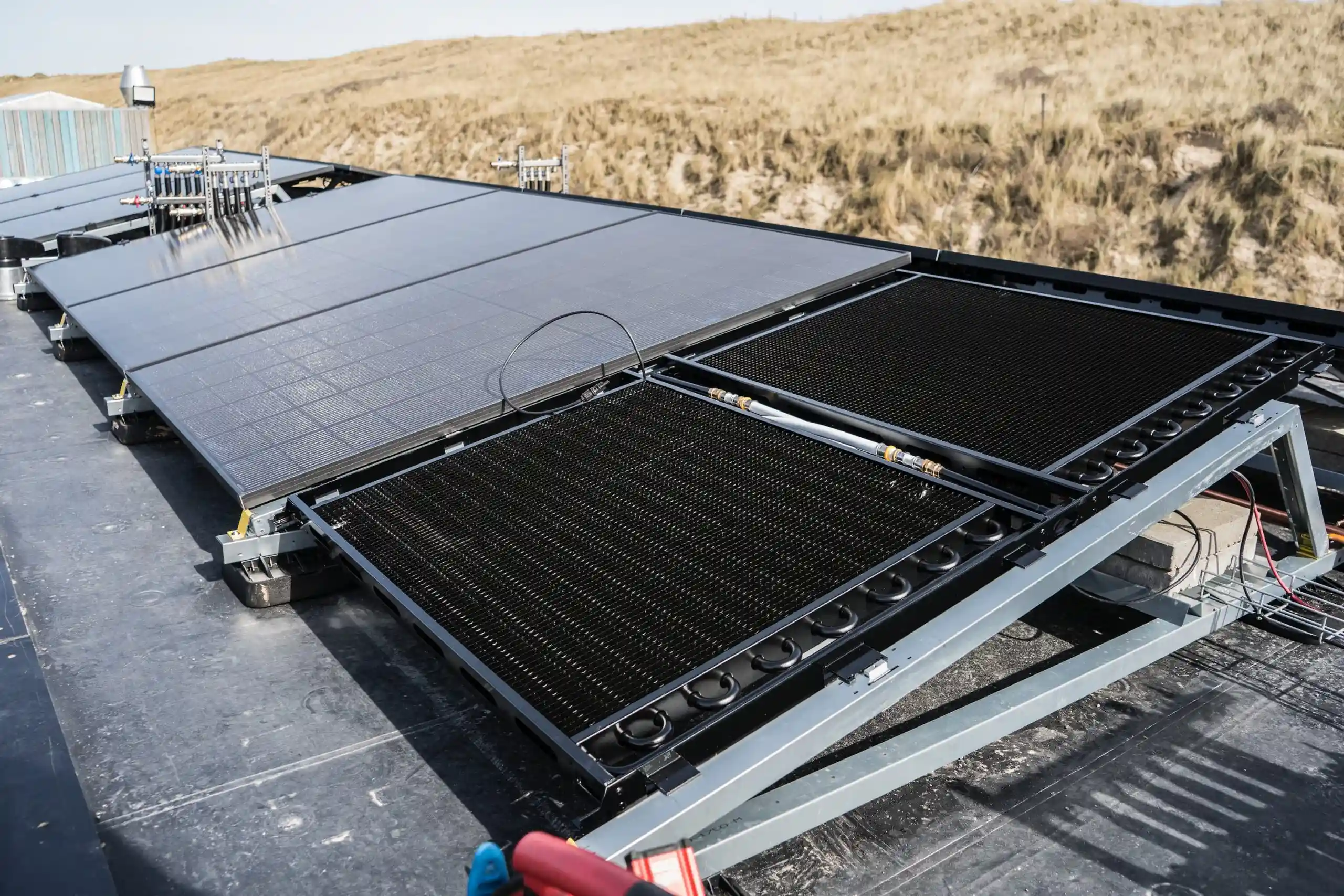 PVT-panelen geïnstalleerd op een dak in Castricum