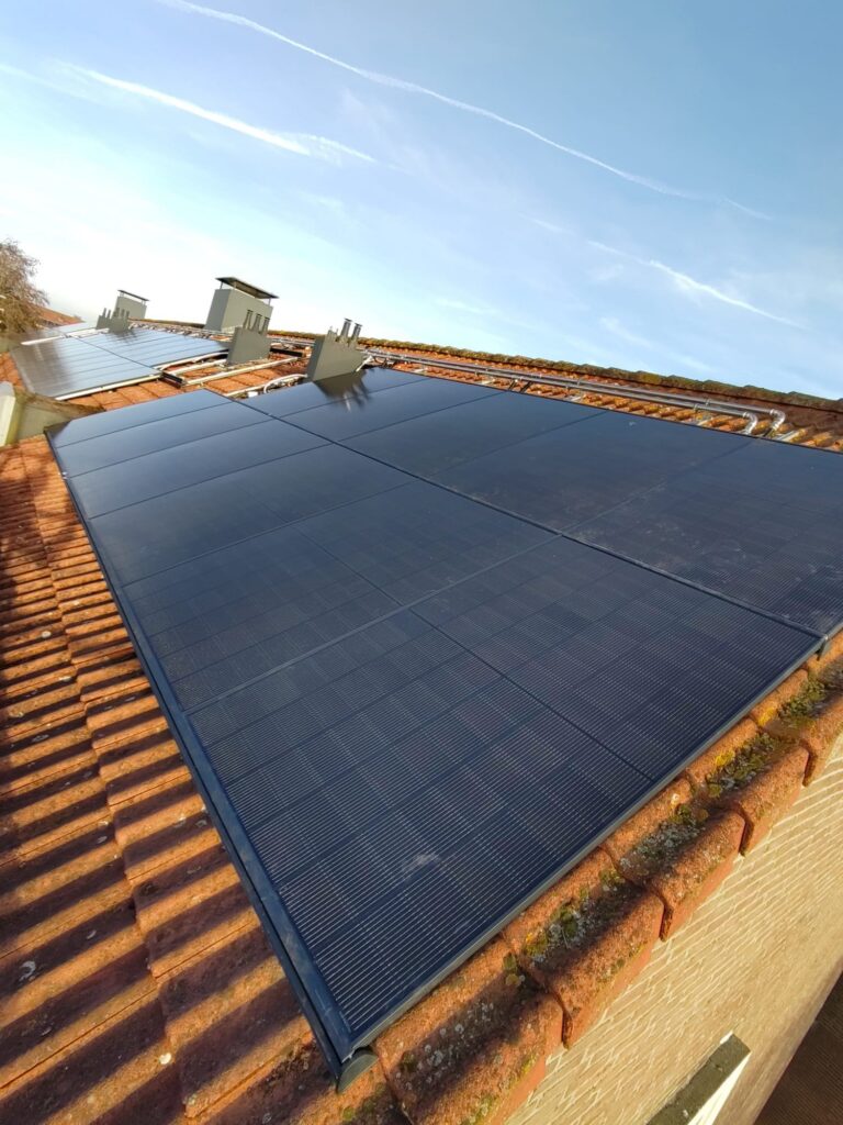 PVT-panelen op bedrijfsdak als voorbeeld van duurzame energieopwekking voor bedrijven
