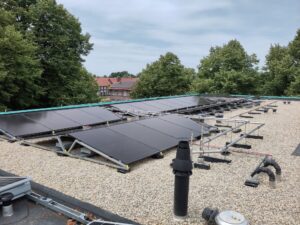PVT-panelen op plat bedrijfsdak voor gecombineerde stroom- en warmteopwekking