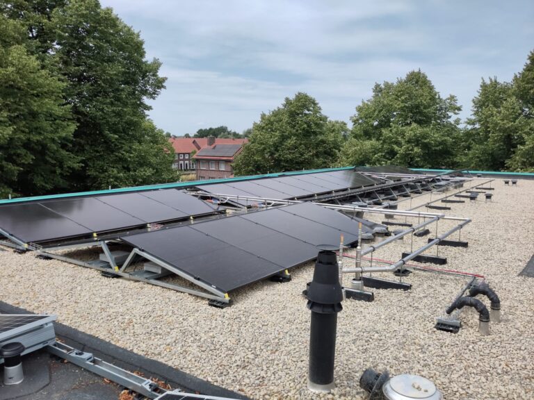 PVT-panelen op plat bedrijfsdak voor gecombineerde stroom- en warmteopwekking