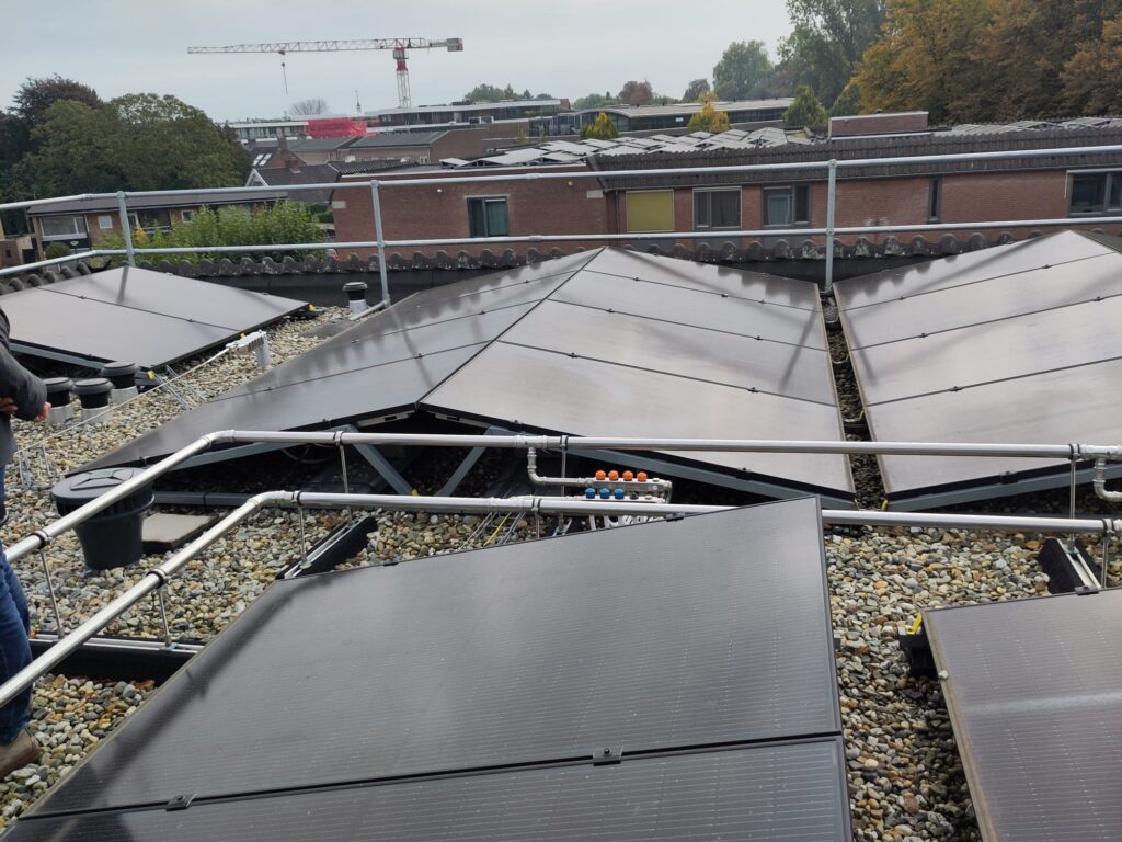 Verschil PVT en PV panelen op commercieel plat dak met zonne-installatie