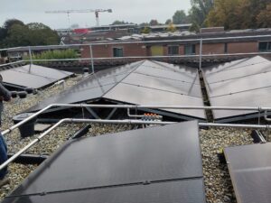 Verschil PVT en PV panelen op commercieel plat dak met zonne-installatie