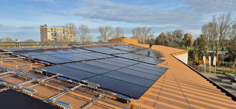 PVT paneel zwembad verwarming installatie op plat dak van een binnenzwembad
