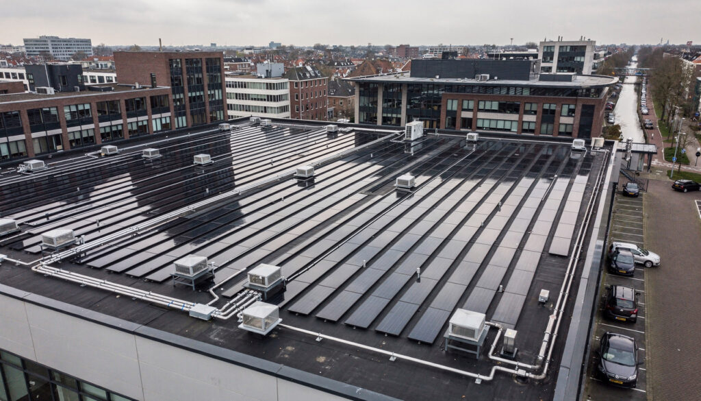 PVT-panelen op industrieel dak – zonnepanelen installatie kosten en montage voor bedrijven