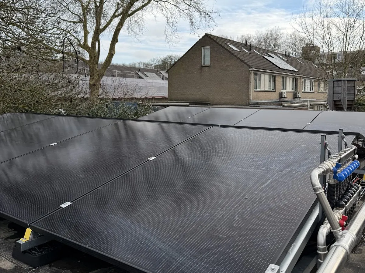 Hydraulisch verdeelwerk naast de PVT-panelen op het dak aan de Reyerslaan in Nieuwegein