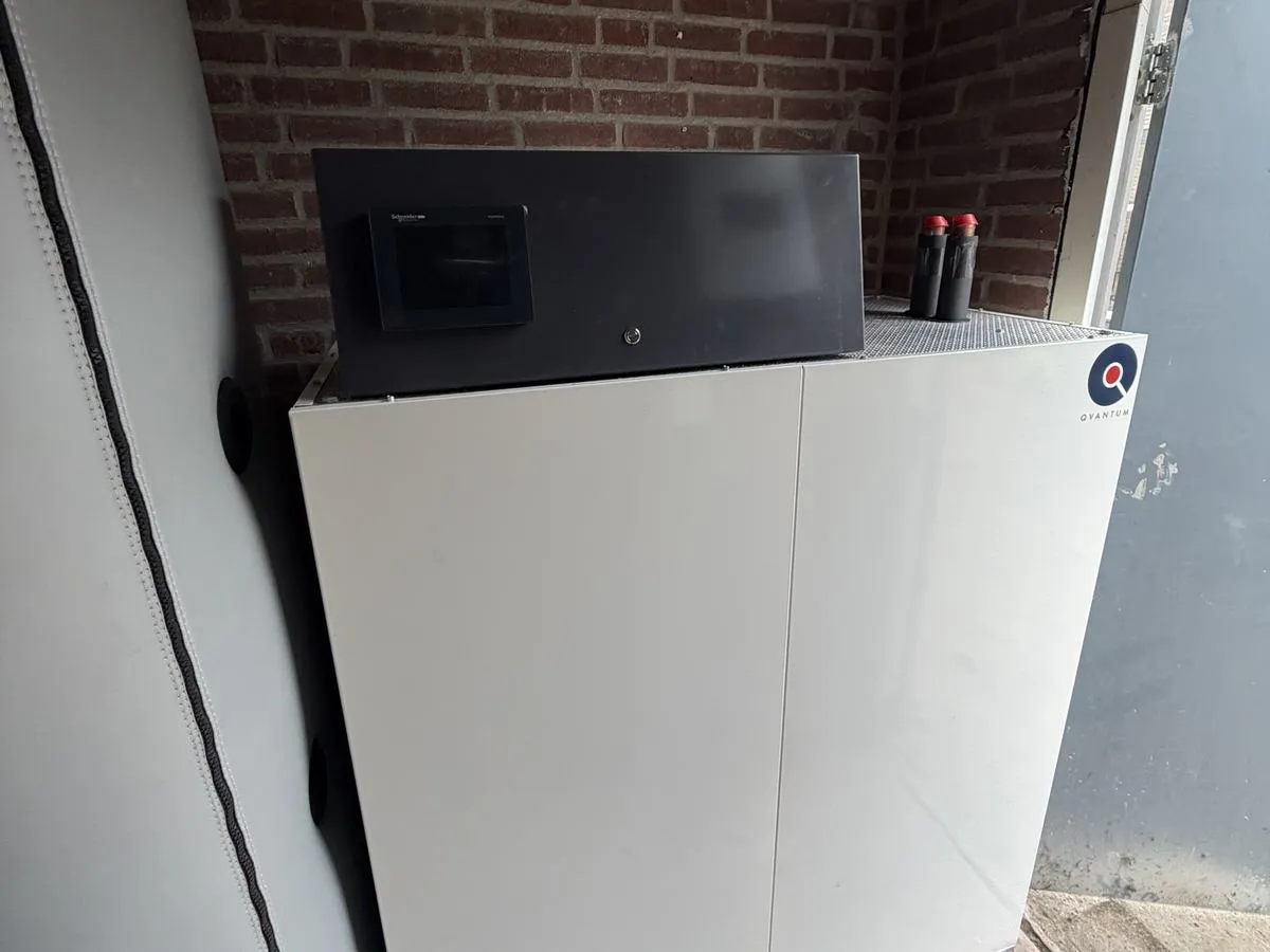 Collectieve Qvantum Q32VS warmtepomp in de technische ruimte aan de Reyerslaan in Nieuwegein